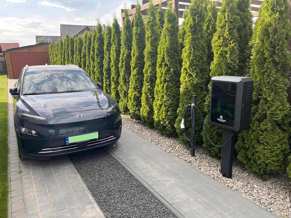 Metallschrank für EV-Ladegerät AMP-BOX mit Pfosten