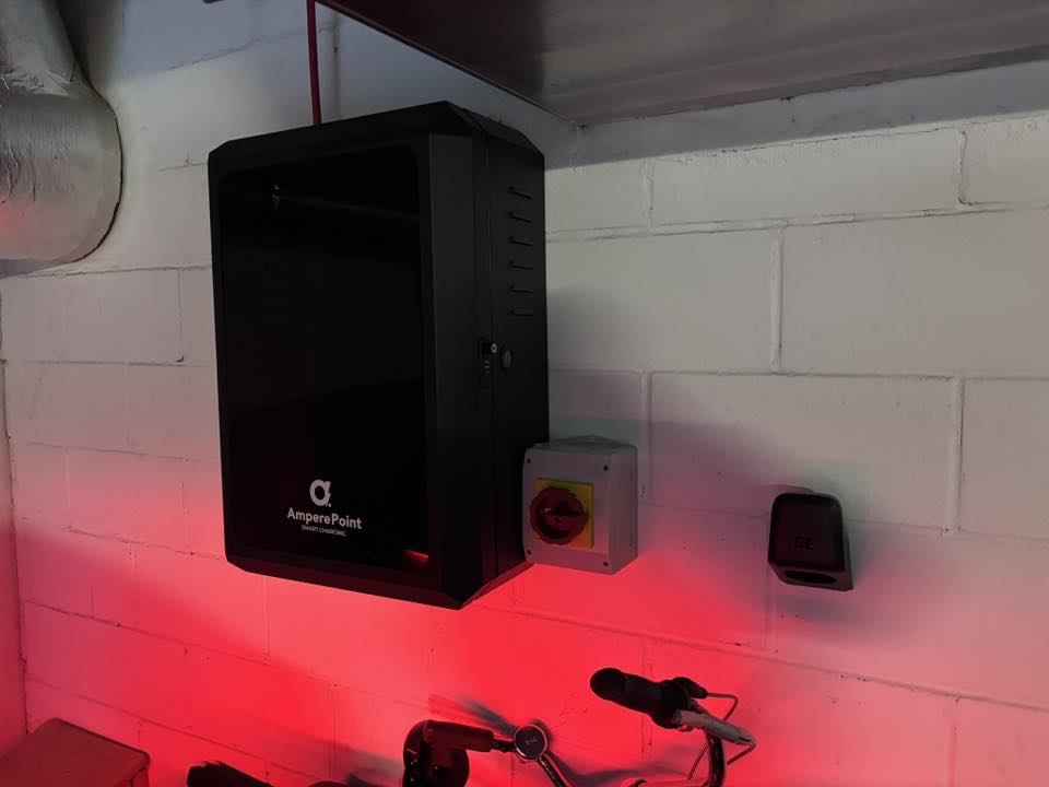 Metallschrank für EV-Ladegerät AMP-BOX Schwarz