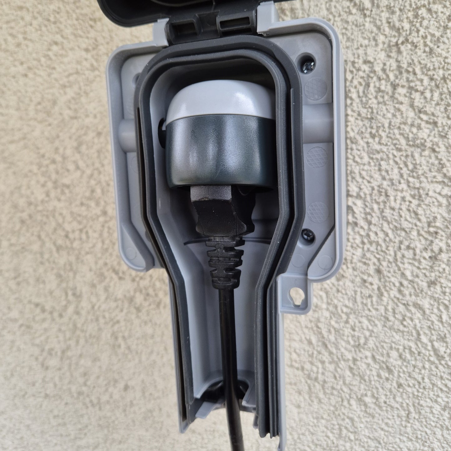 Dr. Storm Steckdose - Gepanzerte EV Außensteckdose für extreme Bedingungen